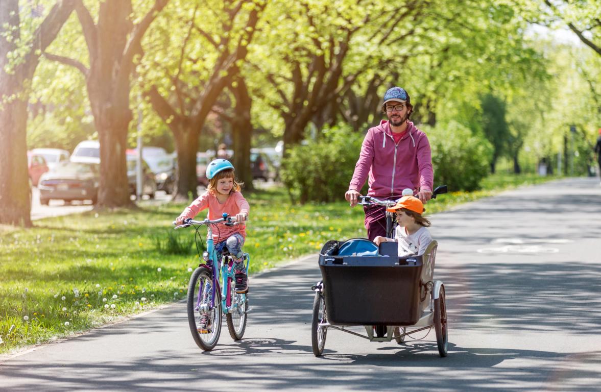 Vater und Tochter mit Lastenfahrrad